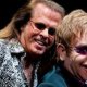 Lesújtva: holtan találták Elton John basszusgitárosát