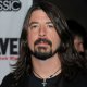 Elképesztő! Óriás dobverőket kapott a Foo Fighters frontembere  